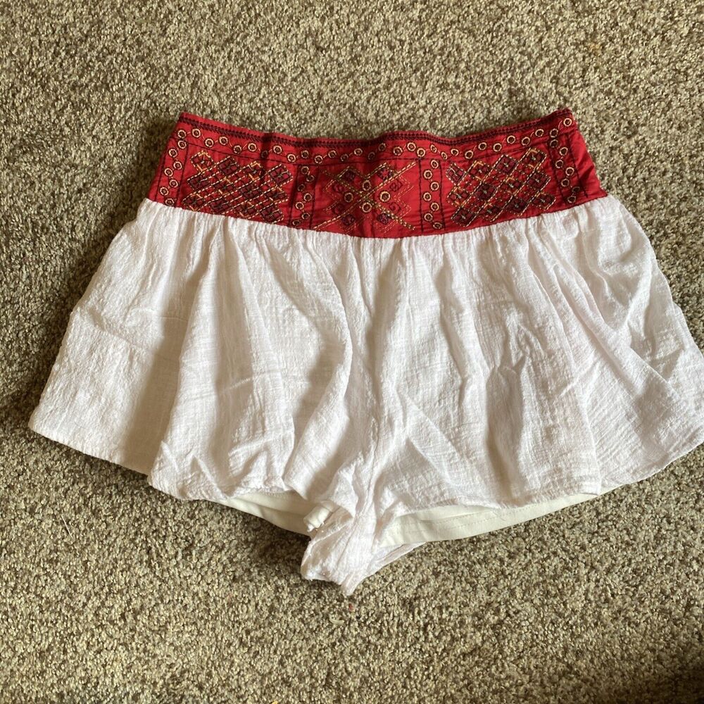 L’atiste White And Red Lined Boho Shorts Size Large